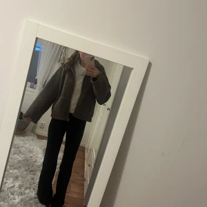 Brun teddyjacka från Lager 157 - Mysig brun teddyjacka från 157 i storlek S. Jackan har dragkedja framtill, två stora fickor och hög krage, perfekt för kyliga dagar. Tveka inte att höra av dig om du har frågor🥰