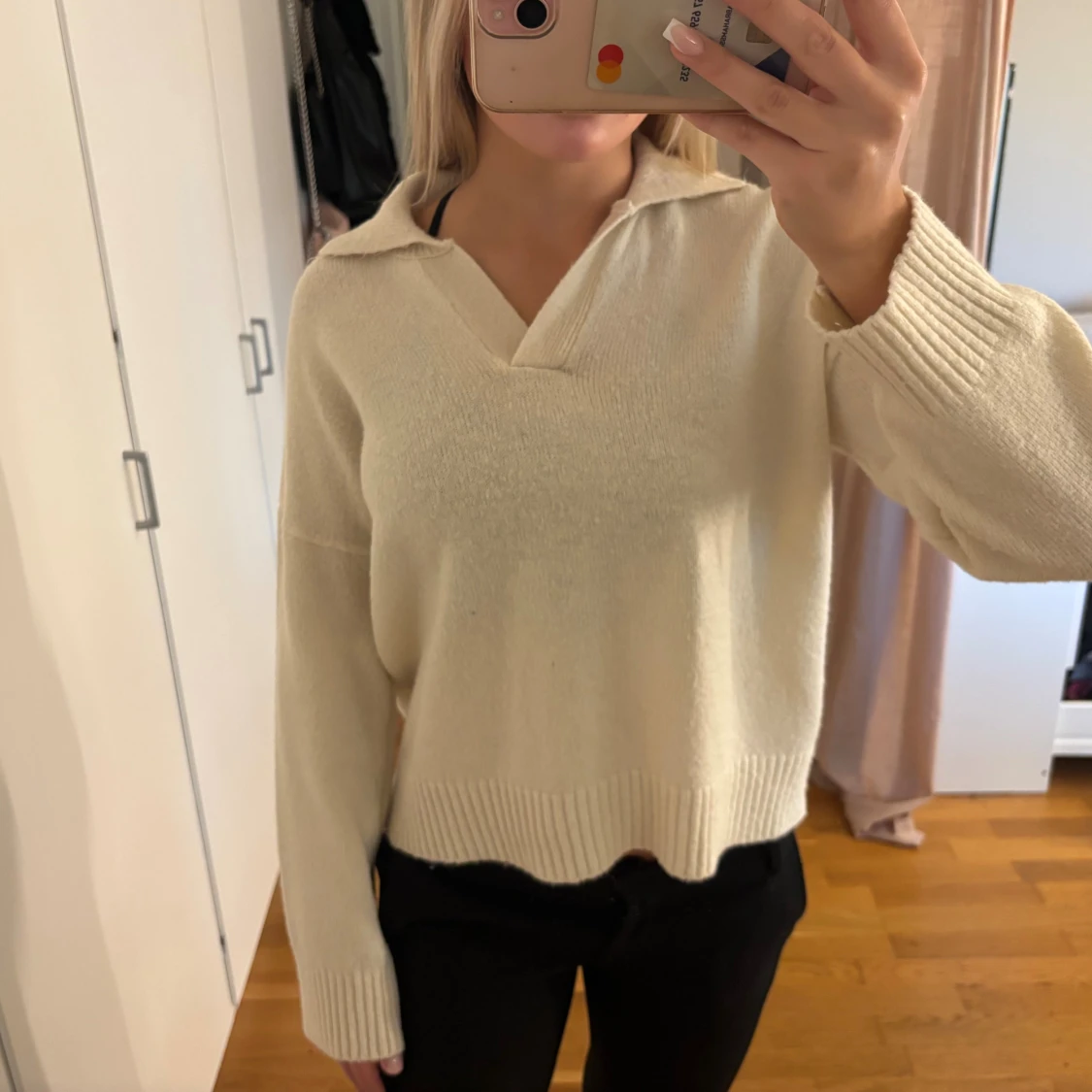 Beige stickad tröja med krage - 1