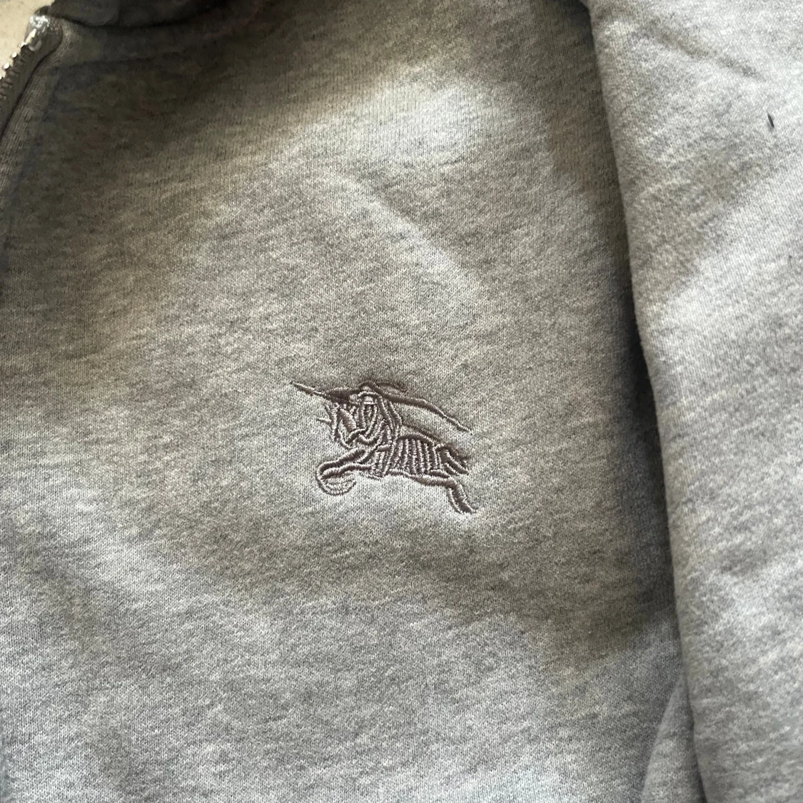 Grå Burberry hoodie med dragkedja - 2