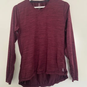 Träningströja - Träningströja från soc i storlek M I vinröd färg  I mycket bra skick