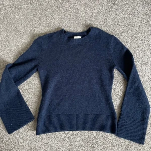 STICKAD TRÖJA  - stickad mörkblå tröja från hm som jag nästan aldrig använt. väldigt fint skick! 👏🏻 
