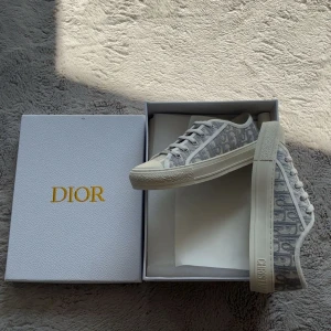 Dior sneakers  - Heej! Säljer nu dessa drömskor, också kallade dior sneakers, i färgen grå! Skorna har endast använts vid speciella tillfällen, och har blivit otroligt bra omhändertagna, skorna är i storlek 39 och är sanna i storleken, det med följer box och påse samt allt de ni ser på bildern😇