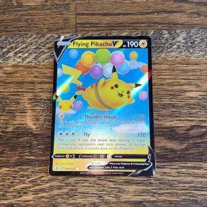Flying Pikachu V - Samlarobjekt för Pokémon-fans! Flying Pikachu V är ett färgglatt och glittrande kort med Pikachu som svävar bland ballonger. Perfekt för dig som älskar Pokémon och vill utöka din samling med något unikt och lekfullt.