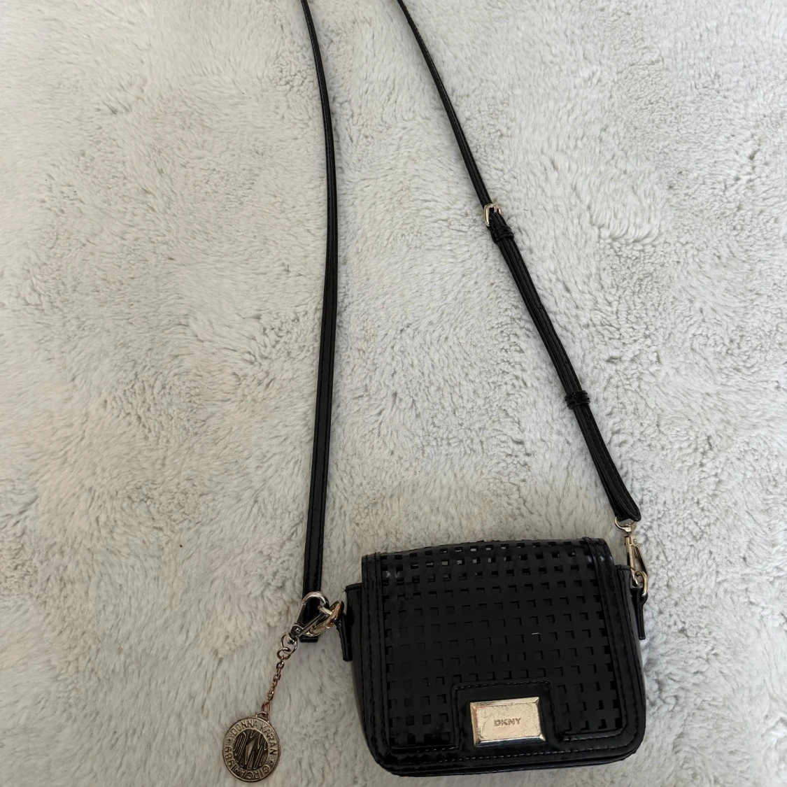 Svart vintage axelremlväska från DKNY i gländigskinn