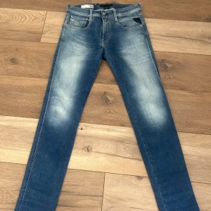 Replay anbass hyperflex 28 - Replay anbas hyperflex jeans i nyskick  Flexibel modell, anpassar sig till just dig! W 28 L 32 Mått:  Längd: ca 79cm Midja: ca 37 x 2 Lår bredd: ca 19-20 cm Fotöppning: ca 13cm Modell på bild: 63kg 177cm