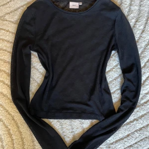 Svart genomskinlig tröja - En jättefin ganska genomskilnig tröja från Nelly. Väldigt stretchigt material. Köpte för två år sedan men har använt fåtal gånger. 💕💕💕