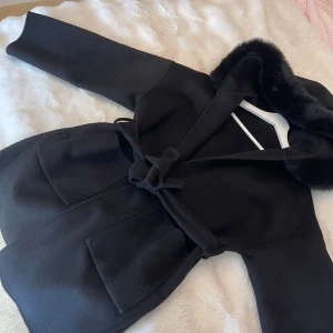Svart kappa ifrån fur Stockholm  - Superfin kappa ifrån fur Stockholm i Storlek S, oanvänd💕