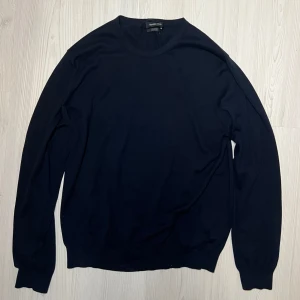 Finstickad Tröja från Massimo Dutti - Tja säljer nu en mörkblå Finstickad tröja från Massimo Dutti i Storlek L men som även passar M. Ser svart ut på bild men är mörkblå igentligen. Pris är ej hugget i sten, hör av er i dm vid funderingar 🙌