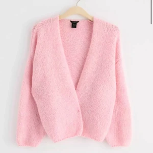Ljusrosa stickad kofta  - Säljer min fina och mysiga stickade tröja från Lindex. Passar perfekt till höst och vinter. Skriv privat för fler bilder! Pris kan diskuteras💗
