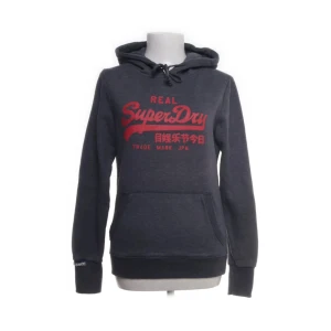 Superdry hoodie  - Superdry hoodie - Grå - Storlek: Medium - Bra skick, använd men inga synliga defekter - Nypris: 949kr - Mitt pris: 399kr - hör av dig vid funderingar 💫