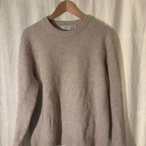 Kashmir/Ull tröja Bläck - Mysig beige kashmir/ull tröja från Bläck i storlek L. Tröjan är i gott skick och har inga defekter. Den sitter närmare strl M än L på kroppen.