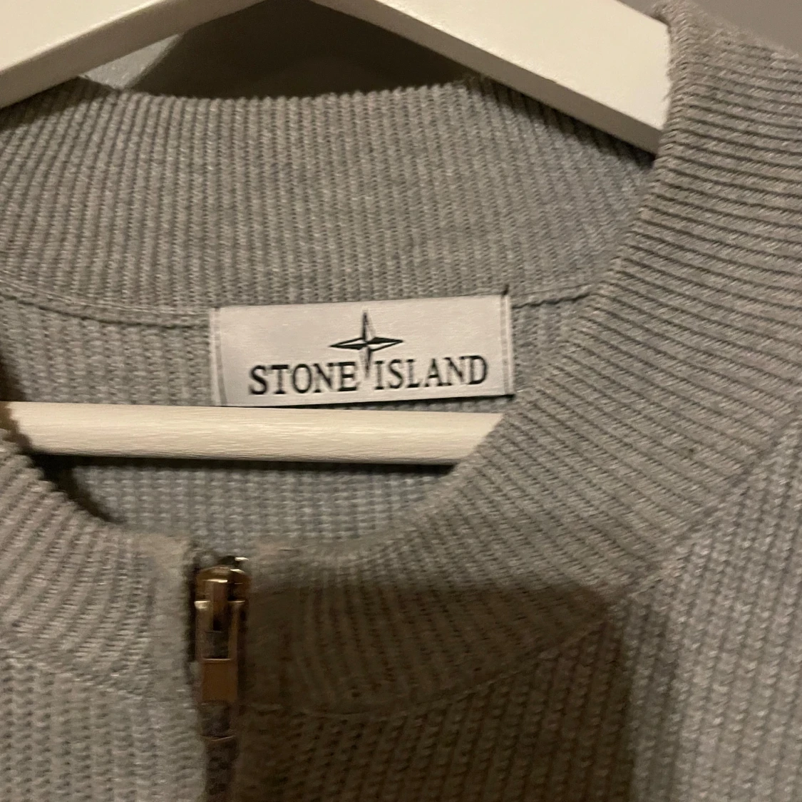 Grå stickad kofta från Stone Island - 1