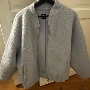 Ljusblå jacka från Zara - Säljer denna jättefina ljusblå jackan från zara. Skriv för fler bilder, pris kan alltid diskuteras.