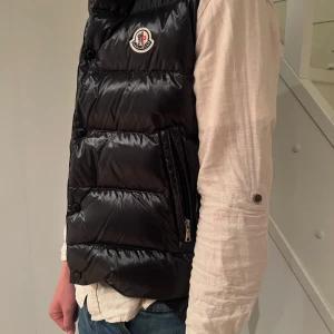 Svart dunväst från Moncler - Svart moncler väst i otroligt bra skick. Använd max 2 gånger. Priset är diskutetbart till en rimlig summa. Västen passar xs i vuxen vilket betyder att den är lite oversize. Skriv för mer frågor 