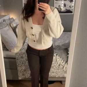 Vit  kofta från H&M - Superfin vit kofta från H&M med stora bruna knappar framtill. Storlek L men sitter som en XS/S!💕