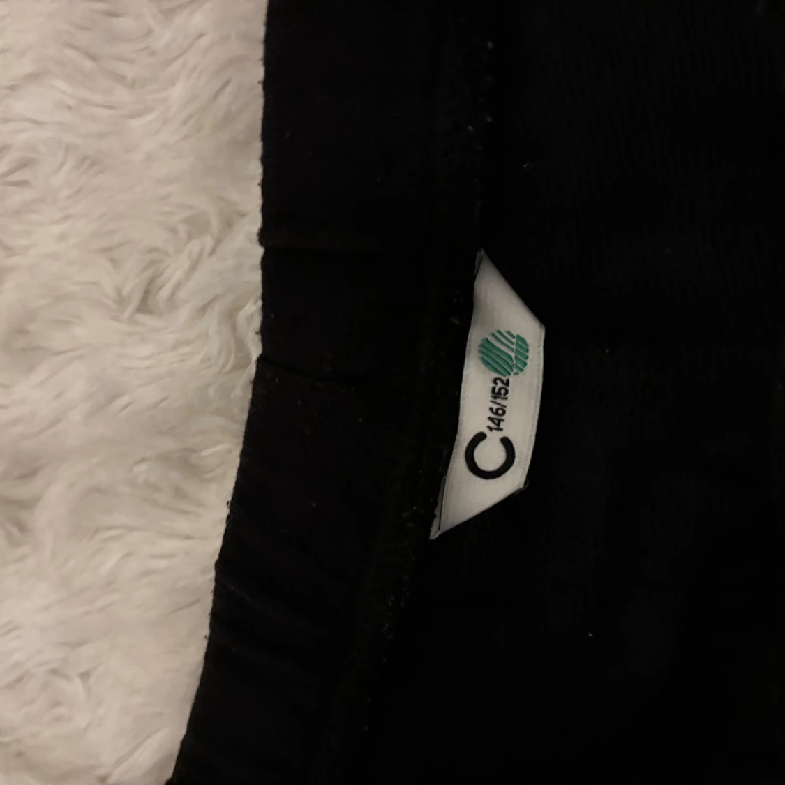 Svarta mjukisbyxor med tryck Kindness - 1