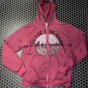 Vinröd hoodie Aim For The Moon  - Hoodie Aim for the Moon 🌕 299kr Denna vinröda hoodie har en djärv "Aim for the Moon"-grafik på framsidan.  🙋‍♂️Bara höra av er vid frågor/funderingar🙋‍♂️  ⭐️ Skick: 8/10 🎲 Storlek: M 🎨 Färg: Rödbrun 📦 Snabb och noggrann leverans. 💸 Pris kan diskuteras