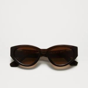 Bruna solglasögon från Chimi - Snygga solglasögon från Chimi i en mörkbrun nyans. Glasögonen har tjocka, glansiga bågar och bruna tonade linser.