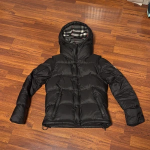 Burberry Jacka - Tja! Säljer en sjukt snygg Burberry jacka i färgen svart. Sjukt snygg och passar perfekt nu inför hösten och vintern som kommer nu. Man kan göra jackan till en väst också. Passar perfekt till kyliga dagar. Skick: 8/10 använd ett par gånger under våren har 1 liten defekt på baksidan av jackan bild på det kan man få i DM! Storlek: S passar dig mellan 165-175 ish. Pris: 2499kr pris kan diskuteras vid snabb affär💨Kom DM vid fler bilder eller funderingar😍