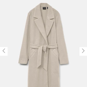 Beige kappa från Veromoda - Stilren beige kappa från veromoda i ny skick!säljer endast då den är för liten! Ny pris 599, säljer för 299