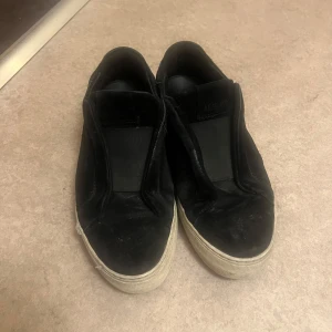 Axel Arigato skor  - Säljer att par svarta sneakers ifrån Axel Arigato i storlek 39. Dom är dock väldigt använda och skulle snarare säga att dom passar storlek 40. Pris kan diskuteras!