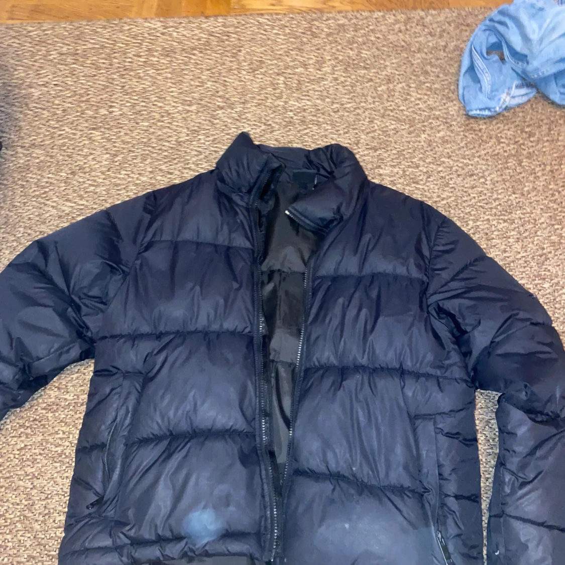 Svart pufferjacka från Everest