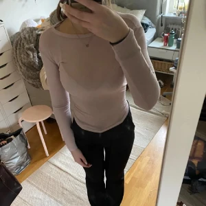 Genomskinlig topp - Jättesöt och skön tajt, genomskinlig långärmad i storlek xs. Passar även s. Knappt använd💗