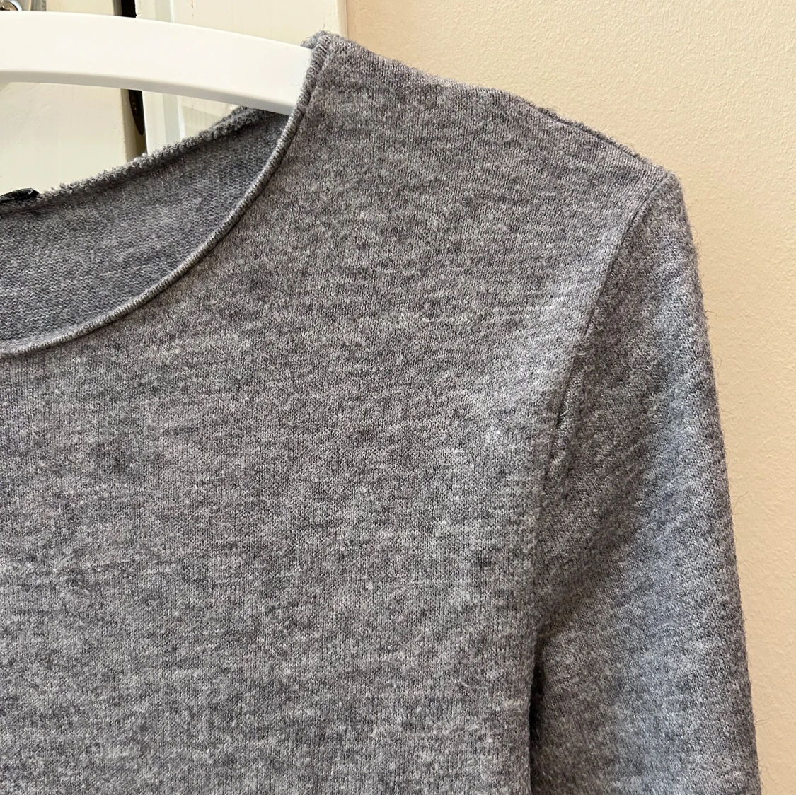 Grå långärmad stickad tröja - 1