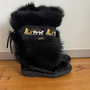 Svarta pälsboots  - Vackra svarta päls skor från lejon som tyvärr inte passar mig. Lite päls har försvunnit framme vid tårna men annars är de i bra skick. 