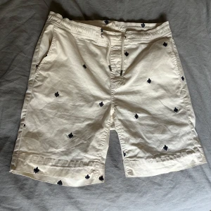 Vita shorts från Morris - Dom är knälånga, sitter längdmässigt perfekt, men är får smala på mig som är 179, 71 kg