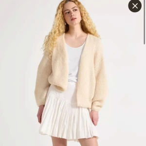 Populär lindex kofta  - Supermjuk och fluffig beige stickad kofta från Lindex Koftan har en avslappnad passform, djup v-ringning och långa ärmar. Använd fåtal gånger i storlek Xs/s, slutsåld på hemsidan. Köpte för 400