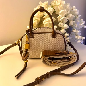 Zara väska - Helt slutsåld väska från Zara 👜Den är i nyskick och det medföljer två olika band🤍🤎