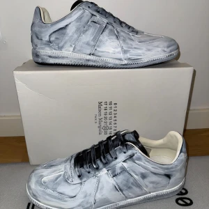 Maison Margiela skor - Säljer nu dessa riktigt snygga Maison Margiela Gats i strl 42. Helt nya aldrig använda. Du får med allt som syns på bilderna dvs skor, dustbag, box osv. Mer Margiela skor finns i min profil. Bara att skriva ett DM vid intresse!