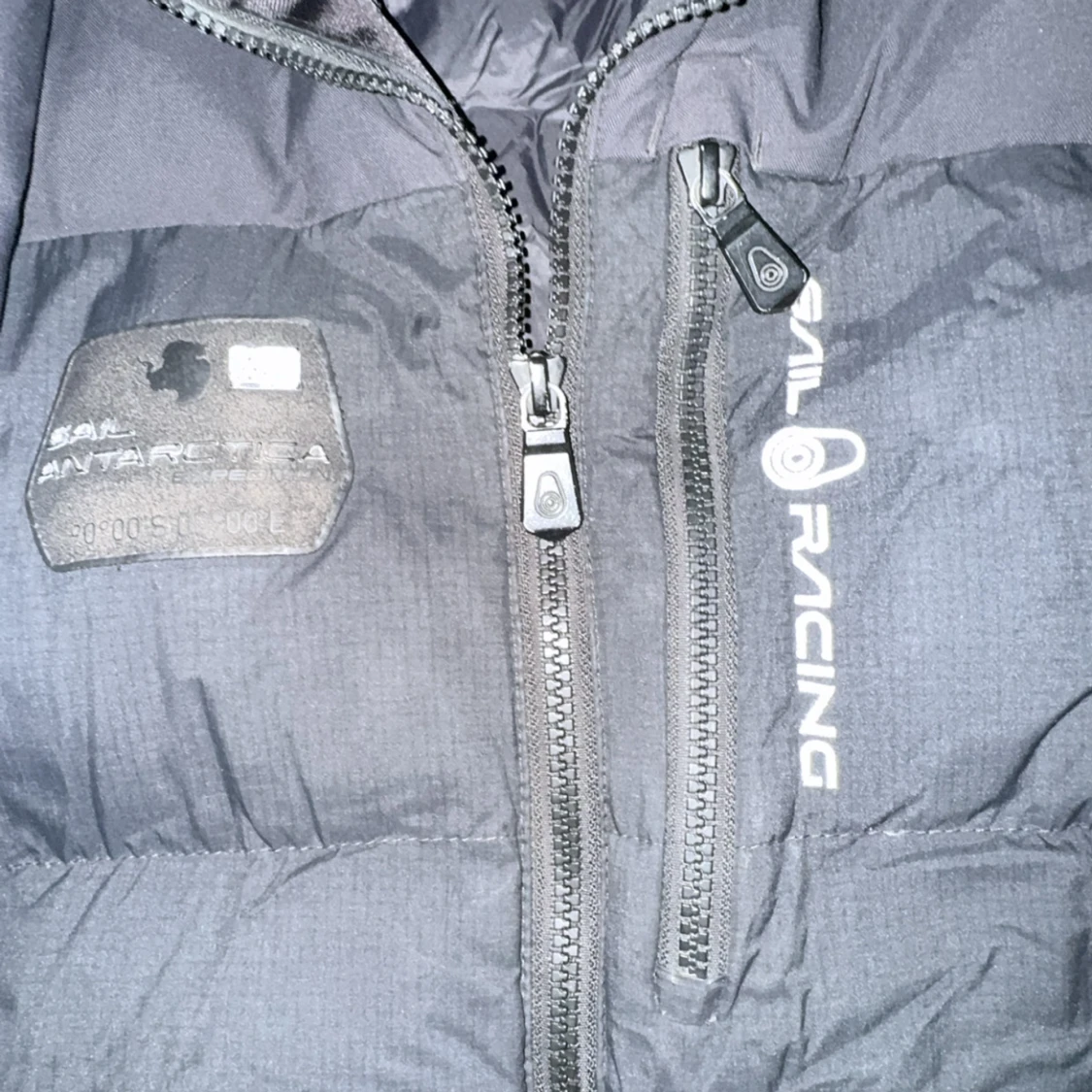 Svart Sail Racing dunjacka med huva - 1