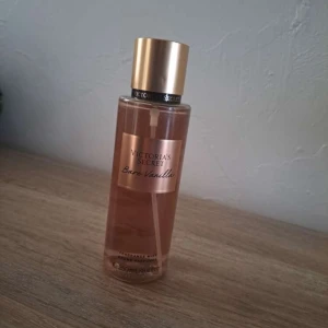 Victoria's Secret Bare Vanilla mist - (Alla dofter finns)Fragrance mist från Victoria's Secret, Bare Vanilla. Volym: 250 ml. Perfekt för dig som vill ha en lätt och fräsch doft att använda varje dag.