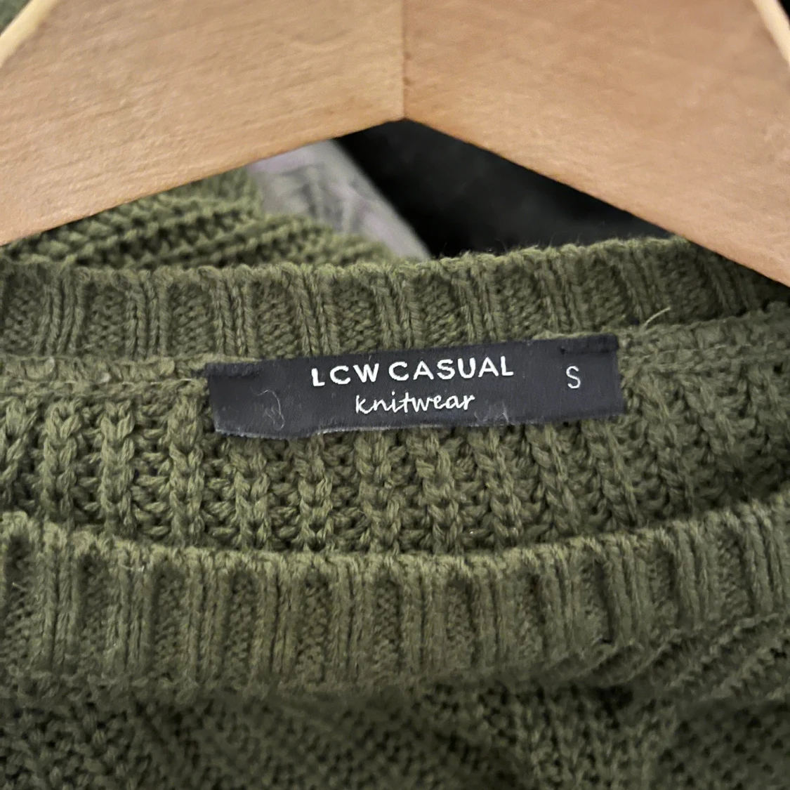 Olivgrön stickad tröja med snörning - 2