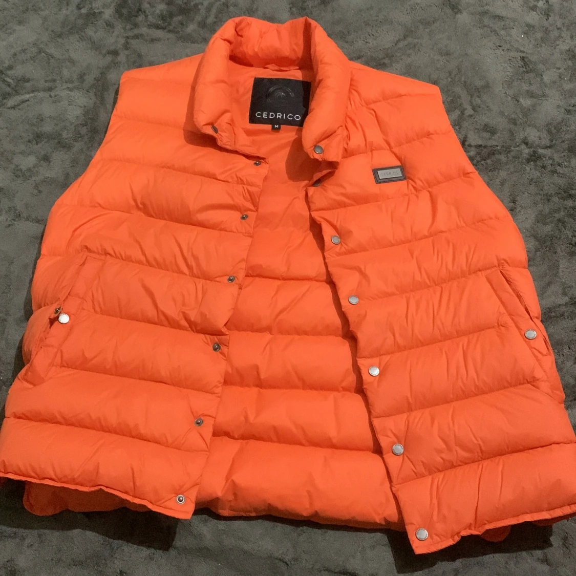 Orange dunväst från Cedrico