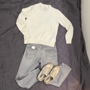 Vit sweatshirt från Vailent XS - Säljer en stilren vit ribbstickad tröja från Vailent i storlek XS. Tröjan har rund halsringning, långa ärmar och är gjord i ett mjukt stickat material. Passar om du är ca 175- 182