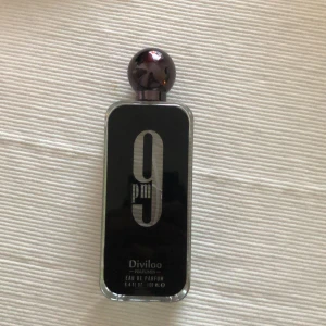  9pm Eau de Parfum - Stilren parfym med modern design från Diviloo. Flaskan rymmer 100 ml Eau de Parfum – perfekt för dig som vill sticka ut med en unik doft i din samling.