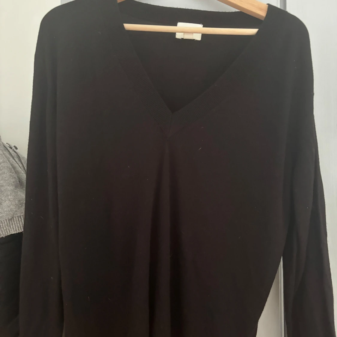 Svart v-ringad stickad tröja - 1
