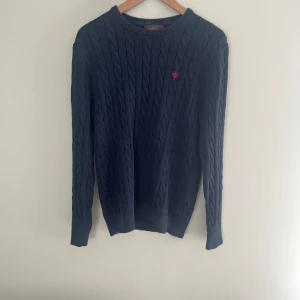 Morris kabelstikad  - Fet Kabelstickad mörkblå tröja från Morris i ett helt perfekt skick, st M, pris 499, hör av er för frågor! // Royal