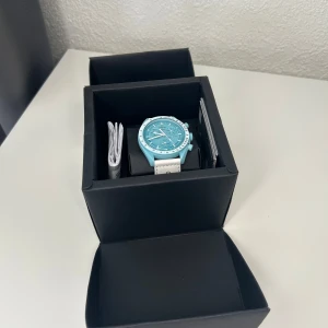 Omega Moonswatch Mission to Uranus - Omega x Swatch Moonswatch Mission to Uranus i mycket fint skick. 42 mm, quartzverk, biokeramik och originalband. Pris: 2000 Plats: Jönköping – kan skickas.