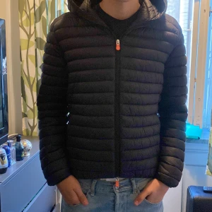 Svart pufferjacka Save The Duck  - Svart, lätt och stilren pufferjacka från Save The Duck i storlek L. Men skulle säga att den passar M bättre. Bag ingår som är väldigt smidig och jackan är perfekt inför det kalla vädret som kommer. Priset är ej hugget i sten svara att fråga om det behövs😁
