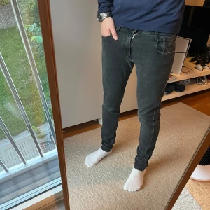 Replay anbass - Tja! Säljer denna feta jeans från Replay!| Modell: Anbass| Mycket gott skick och inga defekter!| Pris alltid diskuterbart!| Vid fler frågor tveka inte att kontakta mig!| //Nils