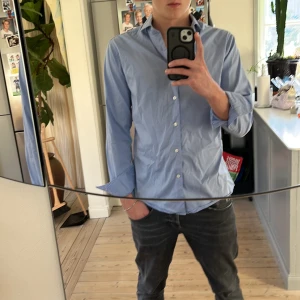Ljusblå skjorta Tiger of Sweden slim - Snygg ljusblå skjorta från Tiger of Sweden i slim fit. Skjortan är använd sparsamt med iprincip inga  tecken av användning. Pris kan diskuteras!