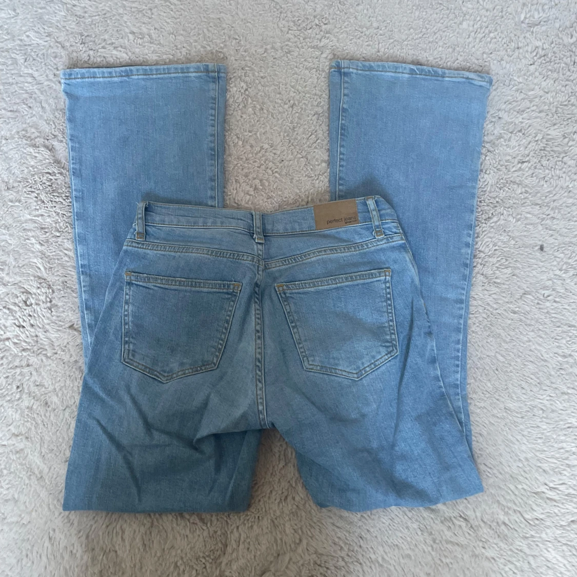 Ljusblå bootcut jeans från Gina Tricot  - 2