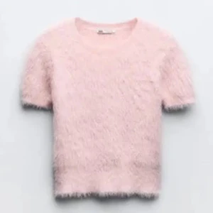 Ljusrosa Zara tröja  - Supermjuk och fluffig ljusrosa stickad T-shirt från Zara. Passar till det mesta, snygg att ha både i skolan och vid lite ”festligare” tillfällen!!💞💞