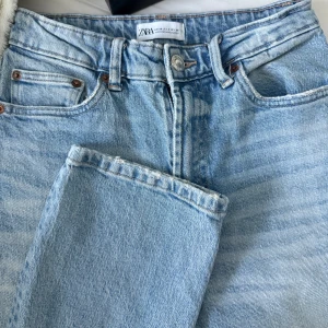 Blåa jeans från Zara - Blåa raka högmidjade jeans från Zara