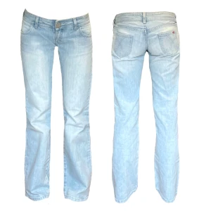 Ljusblåa low waist bootcut jeans! - Supersöta lågmidjade jeans. Midjemått: 38cm, innerbenslängd: 80cm. Fler liknande plagg finns i min profil. Bilderna är mina! 