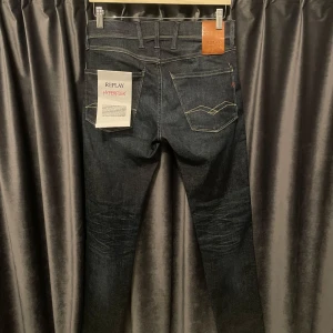 Replay anbass hyperflex  - Replay anbass hyperflex - skick 10/10, NYSKICK! Lapparna är tyvärr avklippta, men jeansen är bara använda max 2 gånger - storlek: 28/30, men passar definitivt större, jag skulle 29/32! - hör av er vid frågor eller om ni vill ha måtten🙌NYPRIS: 1895kr